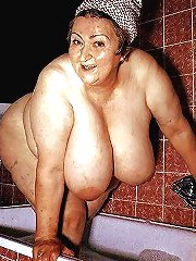 Fresh experienced MILFs posing fully nude on cam
