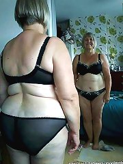 European mature lady spreading her hips on cam